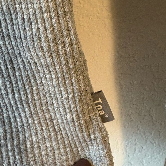 Aritzia TNA Gray Waffle Knit Long Sleeve Henley Top - Picture 4 of 5